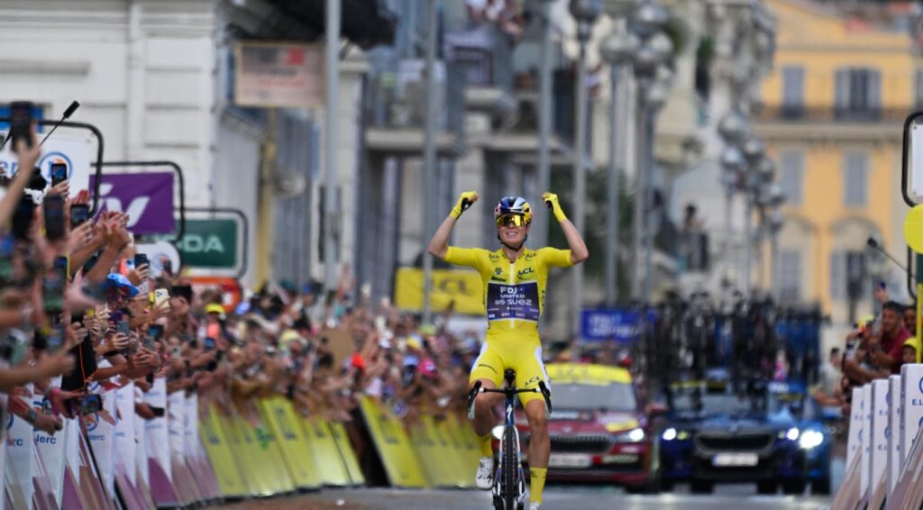 Demi Vollering wint voor de tweede keer de Tour de France Femmes
