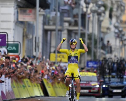 Demi Vollering wint voor de tweede keer de Tour de France Femmes