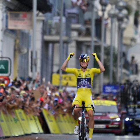 Demi Vollering wint voor de tweede keer de Tour de France Femmes