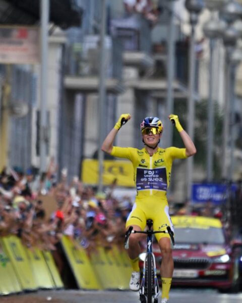 Demi Vollering wint voor de tweede keer de Tour de France Femmes