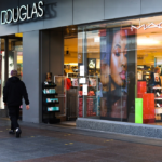 Douglas sluit verlieslatende winkels in Nederland, Duitsland en Frankrijk na winstdaling