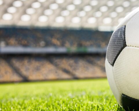 Drogebestendig weer en irrigatieverboden hinderen amateurvoetbal in Nederland