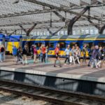 Drukte in treinen als forenzen terug naar werk gaan en studenten academisch jaar beginnen