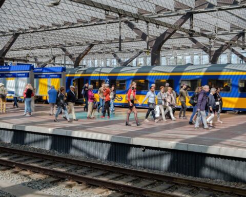 Drukte in treinen als forenzen terug naar werk gaan en studenten academisch jaar beginnen