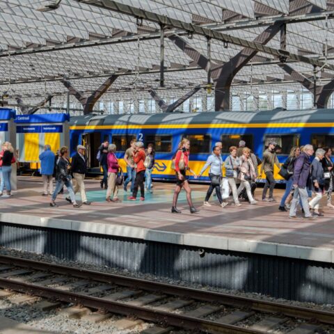 Drukte in treinen als forenzen terug naar werk gaan en studenten academisch jaar beginnen