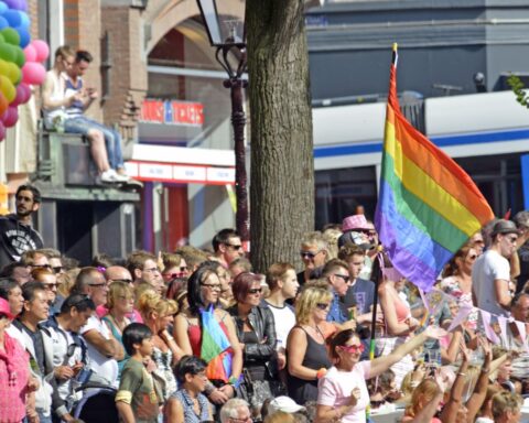 Duizenden mensen marcheren door Amsterdam tijdens de afsluiting van WorldPride
