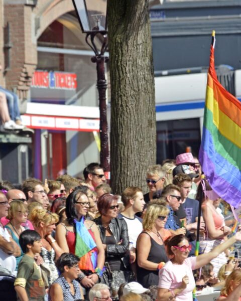 Duizenden mensen marcheren door Amsterdam tijdens de afsluiting van WorldPride