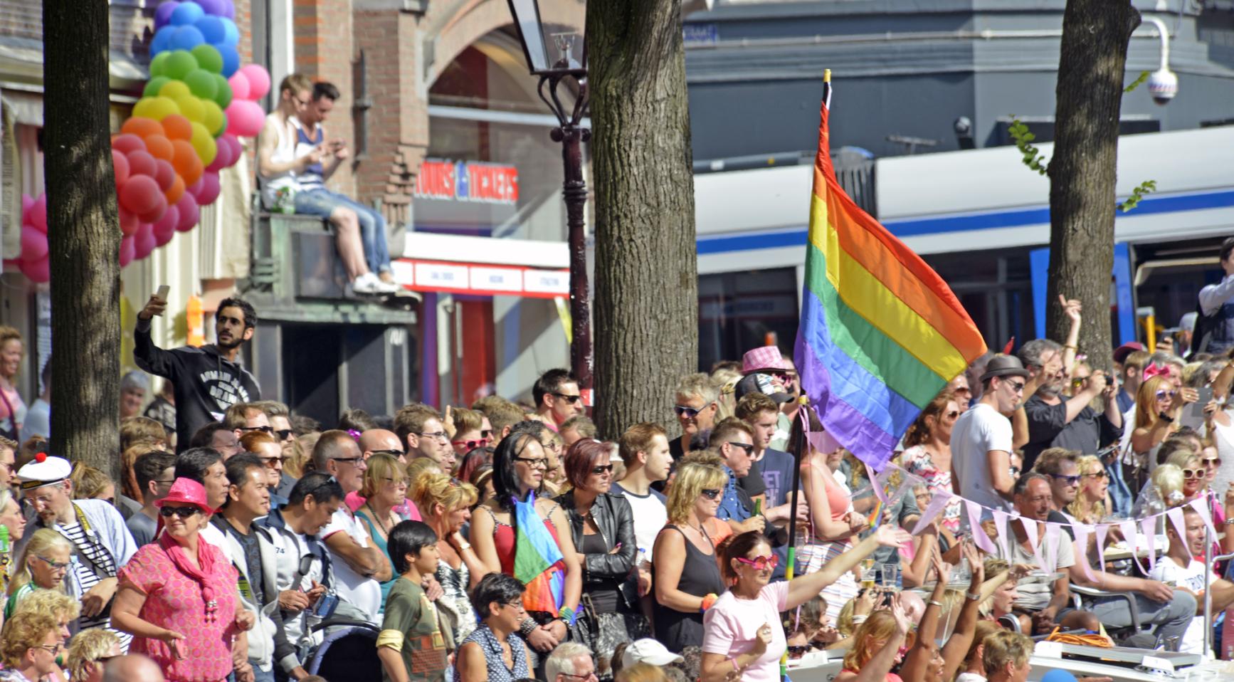 Duizenden mensen marcheren door Amsterdam tijdens de afsluiting van WorldPride