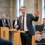 Höcke wil drie aangeklaagde Saksische separatisten terug in AfD; Frankrijk herziet socialemediaplan