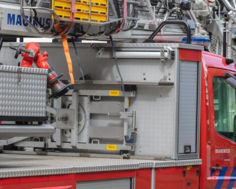 Explosie en brand in Apeldoorn appartementencomplex; bewoner gered en naar ziekenhuis gebracht
