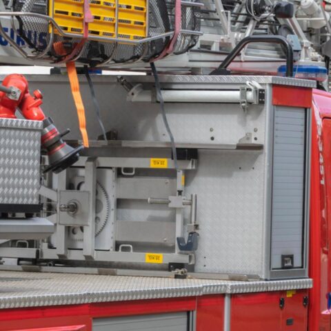 Explosie en brand in Apeldoorn appartementencomplex; bewoner gered en naar ziekenhuis gebracht