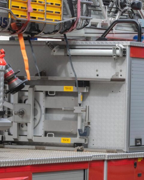 Explosie en brand in Apeldoorn appartementencomplex; bewoner gered en naar ziekenhuis gebracht