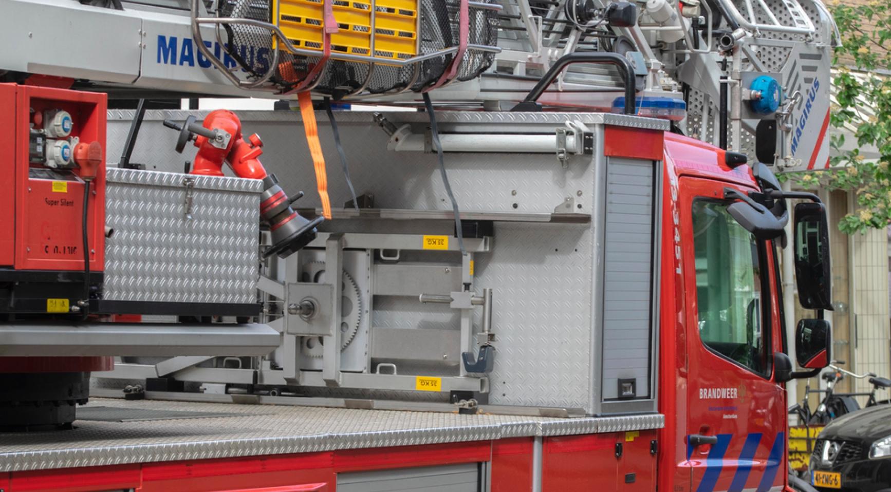 Explosie en brand in Apeldoorn appartementencomplex; bewoner gered en naar ziekenhuis gebracht