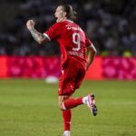 FC Twente maakt sterke comeback tegen Qarabag en plaatst zich voor de UEFA Conference League