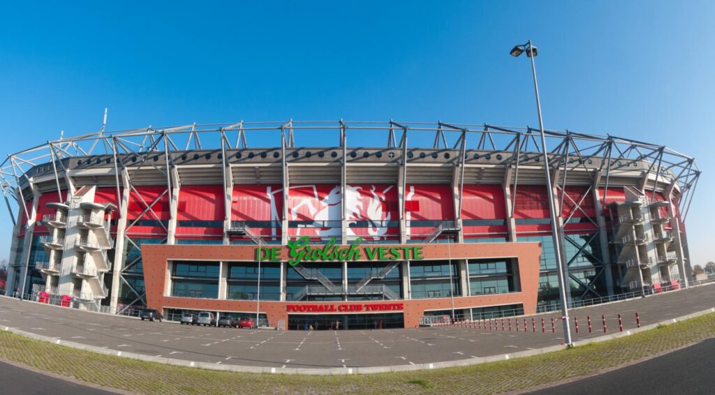 FC Twente verslaat DAC 1904 met 6-0 en nadert Conference League play-off ronde