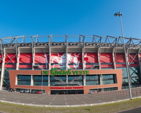 FC Twente verslaat DAC 1904 met 6-0 en nadert Conference League play-off ronde