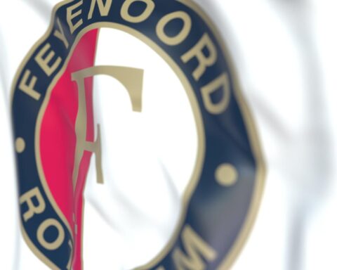 Feyenoord-fans kunnen worden verbannen van NEC-wedstrijd als vuurwerkgooiers niet worden gearresteerd