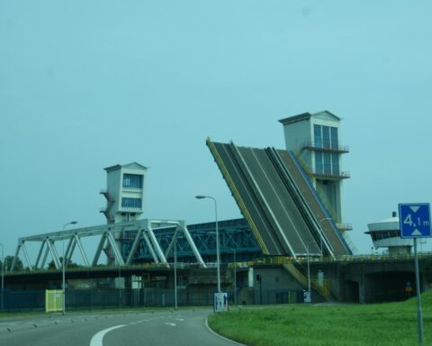 Groot wegwerkproject van start: Algerabrug tussen Krimpen aan den IJssel en Capelle aan den IJssel vier weken gesloten