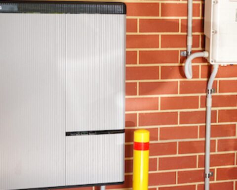 Huiseigenaren gewaarschuwd voor misleidende verkooptechnieken rond warmtepompen en accu's