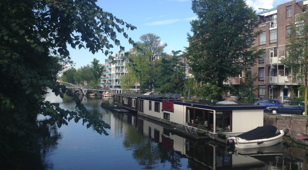 Huiseigenaren van woonschepen kampen met schade en stank door lage waterstand