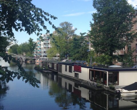 Huiseigenaren van woonschepen kampen met schade en stank door lage waterstand
