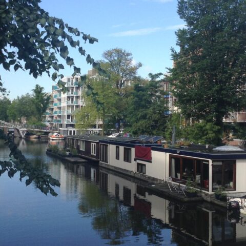 Huiseigenaren van woonschepen kampen met schade en stank door lage waterstand
