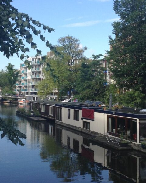 Huiseigenaren van woonschepen kampen met schade en stank door lage waterstand