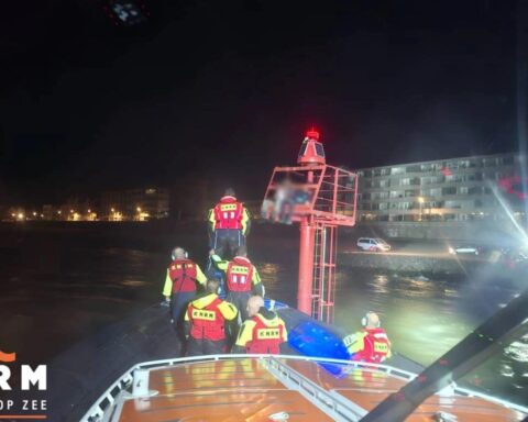 Hulpverleners redden twee personen van verlichtingsplatform na mislukte fotoshoot in Vlissingen