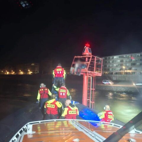 Hulpverleners redden twee personen van verlichtingsplatform na mislukte fotoshoot in Vlissingen