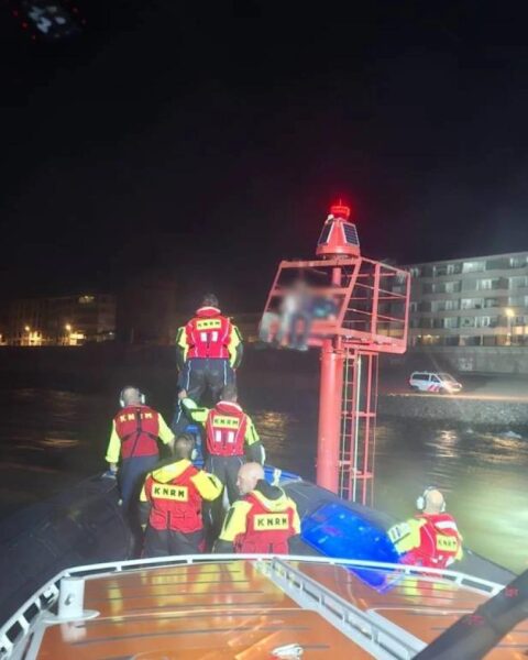 Hulpverleners redden twee personen van verlichtingsplatform na mislukte fotoshoot in Vlissingen