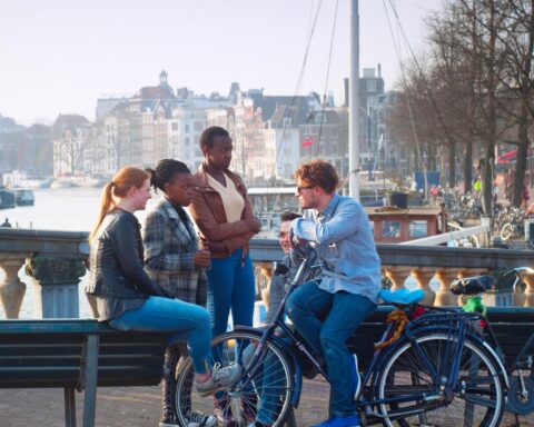 Internationale studenten leveren een positieve bijdrage aan de Nederlandse schatkist, aldus CPB