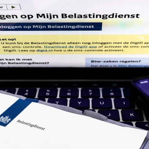Kabinet betreurt vertraagde informatievoorziening over 'verborgen' toeslagenbestanden; onderzoekscommissie start in oktober