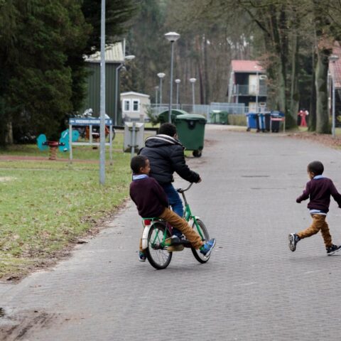Kinderen in Nederlandse asielzoekerscentra krijgen 8 maanden geen toegang tot jeugdzorg