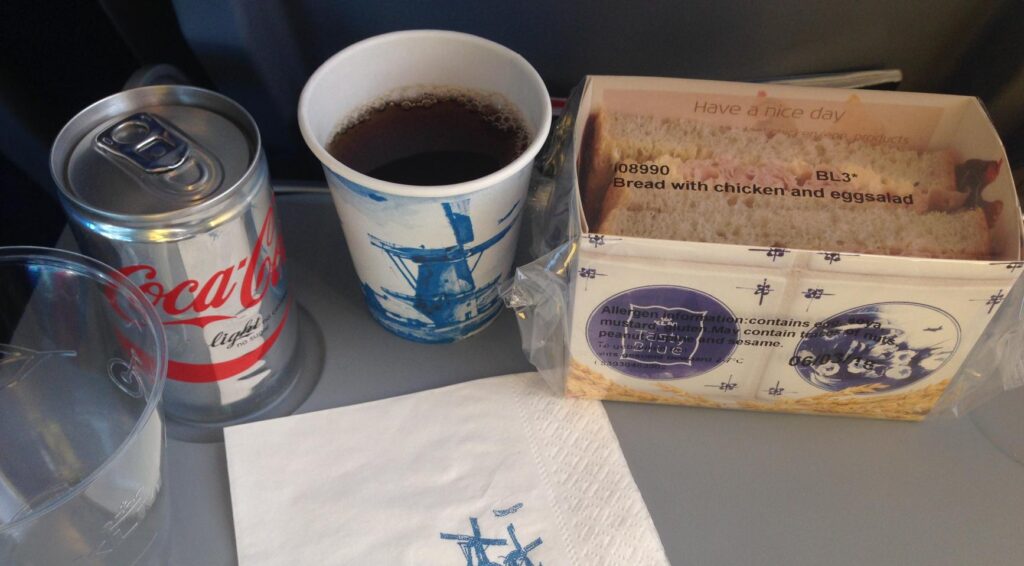 KLM stopt met gratis bier, wijn en kaasbroodje op Europese vluchten