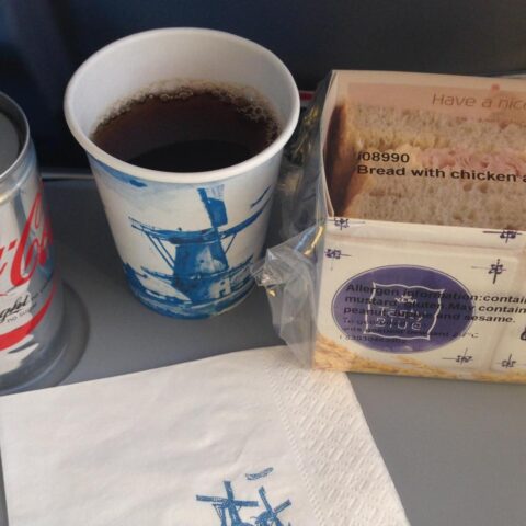 KLM stopt met gratis bier, wijn en kaasbroodje op Europese vluchten