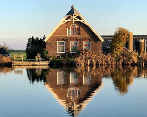 Krakers belemmeren verkoop van miljoenenvilla's aan Amsteldijk in Amstelveen