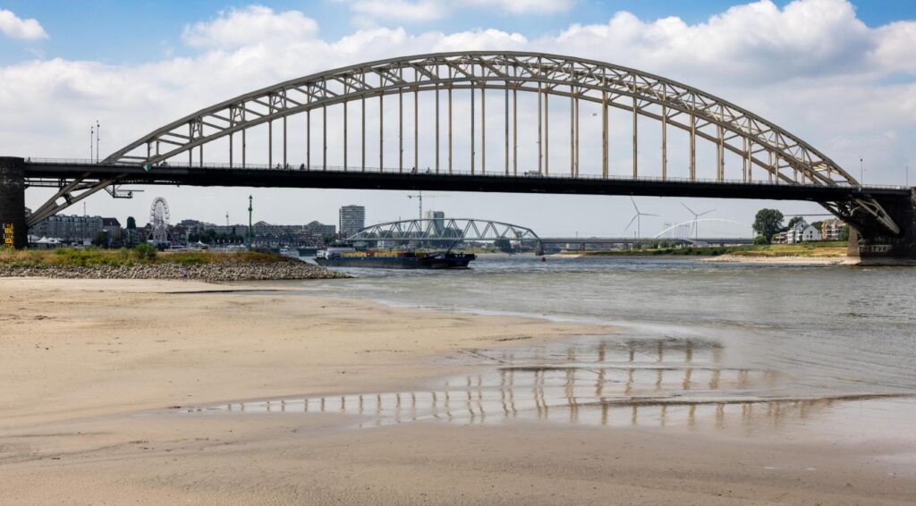 Lage waterstanden van de Rijn treffen Duitsland harder dan Nederland, econoom zegt