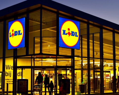 Lidl test gezonde voeding met Paw Patrol-stickers op cherrytomaten