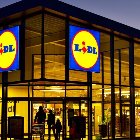 Lidl test gezonde voeding met Paw Patrol-stickers op cherrytomaten