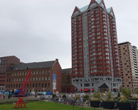 Man dood aangetroffen in woning in het centrum van Rotterdam; politie vermoedt misdrijf