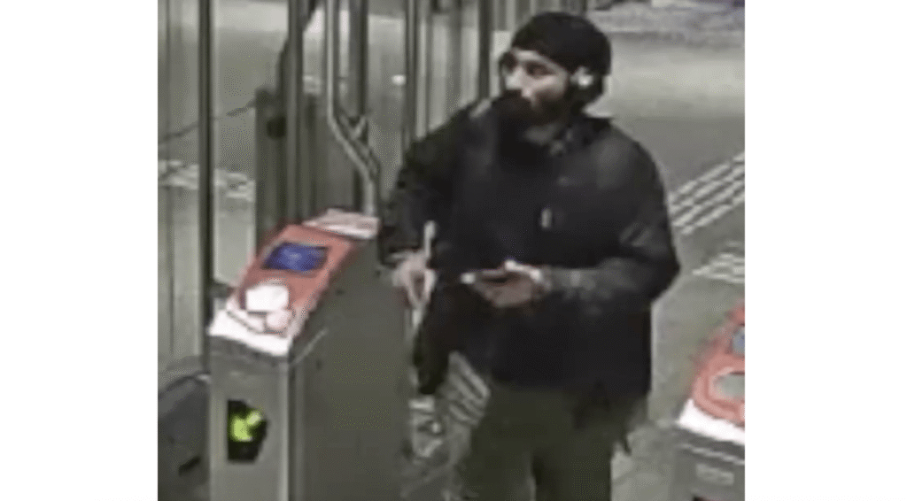 Man valt vrouw aan en verkracht haar naast metrostation Amsterdam; politie zoekt getuigen