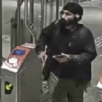 Man valt vrouw aan en verkracht haar naast metrostation Amsterdam; politie zoekt getuigen