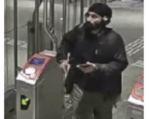 Man valt vrouw aan en verkracht haar naast metrostation Amsterdam; politie zoekt getuigen