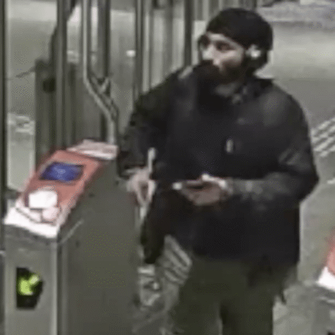 Man valt vrouw aan en verkracht haar naast metrostation Amsterdam; politie zoekt getuigen