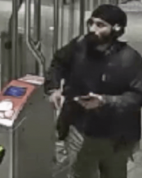 Man valt vrouw aan en verkracht haar naast metrostation Amsterdam; politie zoekt getuigen