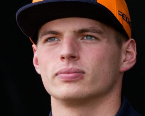 Max Verstappen crasht na twee ronden in laatste Nederlandse Grand Prix in Zandvoort
