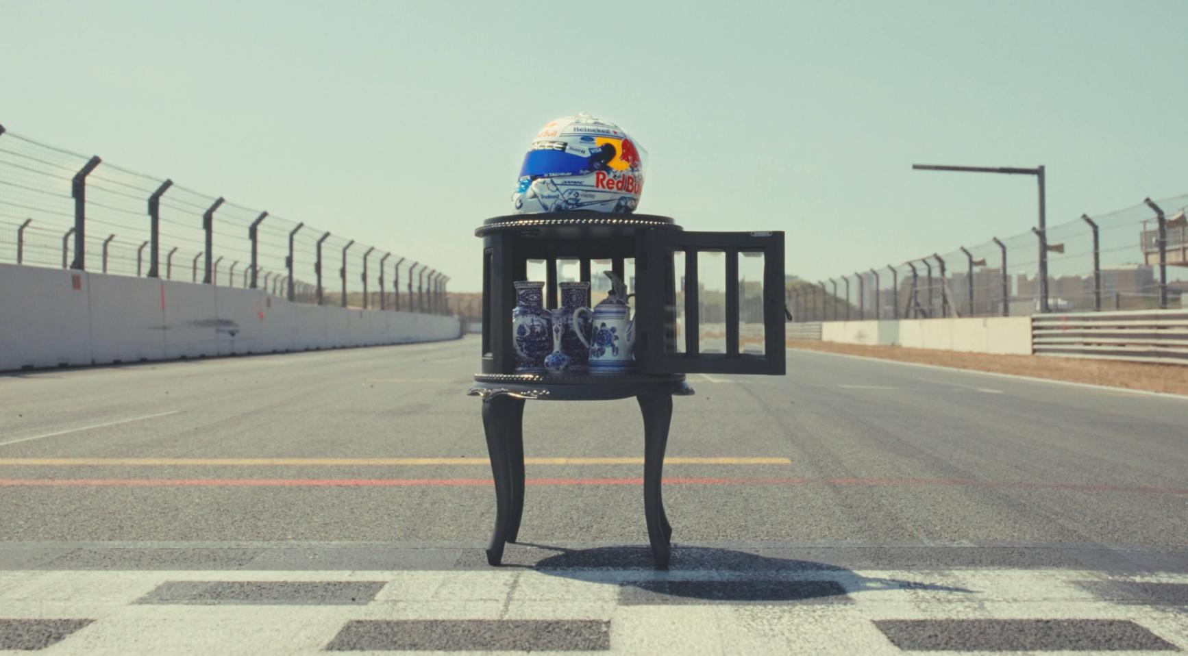 Max Verstappen onthult Delfts blauwe helm voor laatste Nederlandse Grand Prix