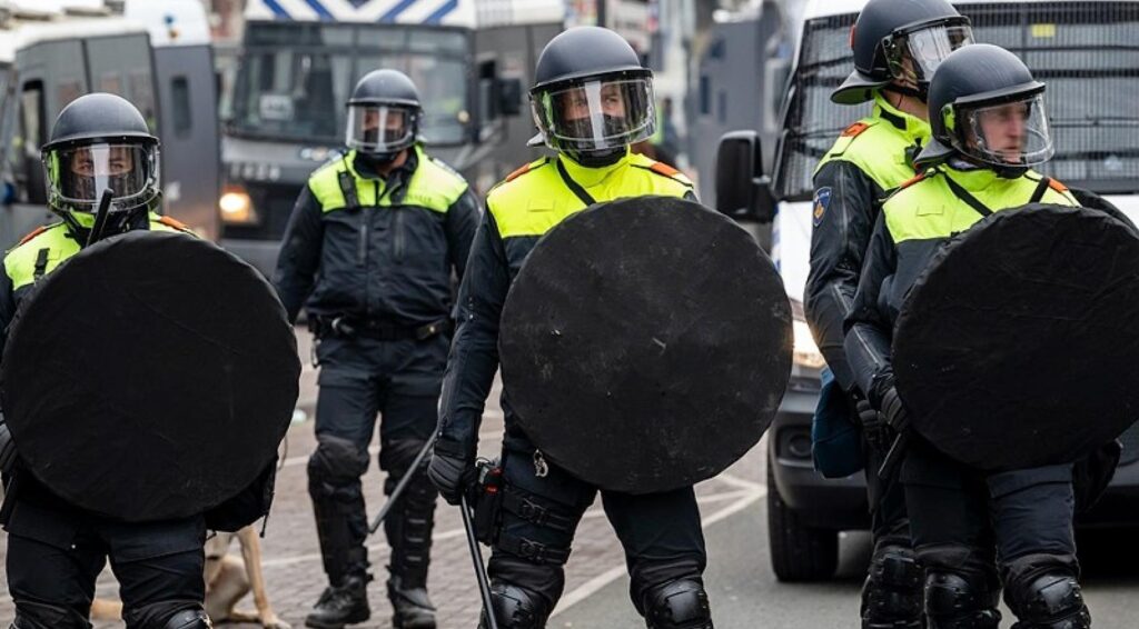 MEP-surhuisterveen inzet van oproerpolitie na protesten tegen asielbus met 28 asielzoekers