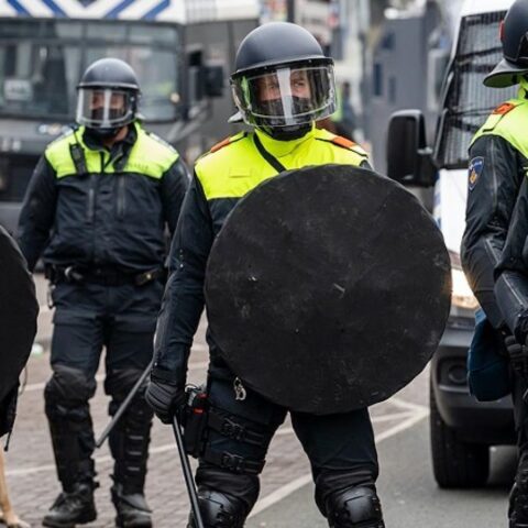 MEP-surhuisterveen inzet van oproerpolitie na protesten tegen asielbus met 28 asielzoekers