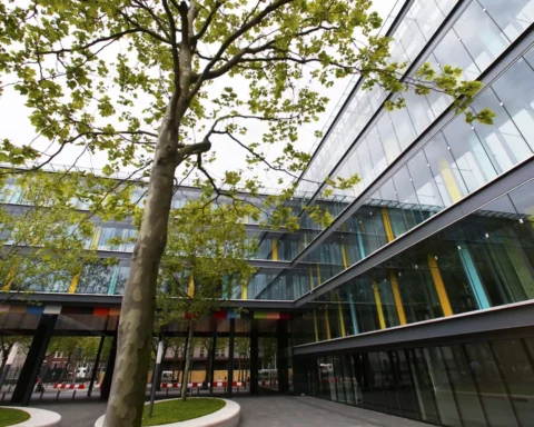 Minderheidscoalitie bereikt op het laatste moment akkoord over begroting